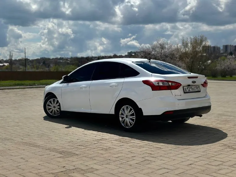 Продаю живой, обслуженный форд фокус, второй такой ещё поискать нужно. я 2 хозяин, автомобиль на мне. пробег родной 154.000 км, 100 процентов, могу гарантировать. любые проверки ! автотека зеленая, могу скинуть. за все время автомобиль не разу не подвёл, прям хороший обслуженный автомобиль. деньги всегда есть, поэтому на обслуживание их не жалел. пробег у меня в основном трассовый: азов - ростов, так же ездил на машине в адлер, крым, абхазия, архыз и ещё куда-то. масло менял 7-9 тысяч, когда как получалось по времени, сейчас как раз подходит время замены масла. двигатель кстати масло не ест ! замена грм по регламенту аж на 200 тысяч пробега. антифриз заменен на оригинальный, концентрат, радиаторы регулярно мыл, в этом сезоне еще не успел. в моторе менял газораспредительные муфты ( ваносы ) на оригинал, но произошло это в следствие скорей всего неправильной диагностики, нужно было просто подшипник грм заменить и проблему решил. коробка не хрустит, не вылетает, плавненько и мягко включает все передачи. по ходовой за все время менял расходники и рычаги, ставил сразу хорошие. по электрике никаких проблем ! все работает ! кондей морозит будь здоров, все остекление заводское, даже лобовое оригинал без сколов и трещин ! подогрев лобового, сидений, зеркал и заднего стекла тоже работает ! так же есть подогрев форсунок. железо полностью все родное, заводское, даже бампера и все фары, стопы, зеркала завод ! фары светят как днём, ближний и дальний - лэд, на фарах есть отметка с завода « led », поэтому не один гаишник вам никогда ничего не сделает. за автомобиль не стыдно ! в живую выглядит точно так же как на фото ! летняя резина - мишлен, зимний комплект отдам в подарок - pirelli ice zero fr, отъездил на ней 2 сезона, ни одной латки даже нет, что тоже свидетельствует о бережной эксплуатации автомобиля ! торг возле капота ! возможна продажа с номерами, но тогда совсем без торгов ! 850.000₽ - фотография - 3