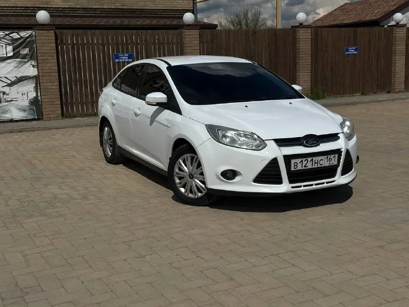 Продаю живой, обслуженный форд фокус, второй такой ещё поискать нужно. я 2 хозяин, автомобиль на мне. пробег родной 154.000 км, 100 процентов, могу гарантировать. любые проверки ! автотека зеленая, могу скинуть. за все время автомобиль не разу не подвёл, прям хороший обслуженный автомобиль. деньги всегда есть, поэтому на обслуживание их не жалел. пробег у меня в основном трассовый: азов - ростов, так же ездил на машине в адлер, крым, абхазия, архыз и ещё куда-то. масло менял 7-9 тысяч, когда как получалось по времени, сейчас как раз подходит время замены масла. двигатель кстати масло не ест ! замена грм по регламенту аж на 200 тысяч пробега. антифриз заменен на оригинальный, концентрат, радиаторы регулярно мыл, в этом сезоне еще не успел. в моторе менял газораспредительные муфты ( ваносы ) на оригинал, но произошло это в следствие скорей всего неправильной диагностики, нужно было просто подшипник грм заменить и проблему решил. коробка не хрустит, не вылетает, плавненько и мягко включает все передачи. по ходовой за все время менял расходники и рычаги, ставил сразу хорошие. по электрике никаких проблем ! все работает ! кондей морозит будь здоров, все остекление заводское, даже лобовое оригинал без сколов и трещин ! подогрев лобового, сидений, зеркал и заднего стекла тоже работает ! так же есть подогрев форсунок. железо полностью все родное, заводское, даже бампера и все фары, стопы, зеркала завод ! фары светят как днём, ближний и дальний - лэд, на фарах есть отметка с завода « led », поэтому не один гаишник вам никогда ничего не сделает. за автомобиль не стыдно ! в живую выглядит точно так же как на фото ! летняя резина - мишлен, зимний комплект отдам в подарок - pirelli ice zero fr, отъездил на ней 2 сезона, ни одной латки даже нет, что тоже свидетельствует о бережной эксплуатации автомобиля ! торг возле капота ! возможна продажа с номерами, но тогда совсем без торгов ! 850.000₽ - фотография - 4