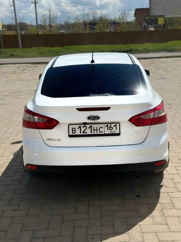 Продаю живой, обслуженный форд фокус, второй такой ещё поискать нужно. я 2 хозяин, автомобиль на мне. пробег родной 154.000 км, 100 процентов, могу гарантировать. любые проверки ! автотека зеленая, могу скинуть. за все время автомобиль не разу не подвёл, прям хороший обслуженный автомобиль. деньги всегда есть, поэтому на обслуживание их не жалел. пробег у меня в основном трассовый: азов - ростов, так же ездил на машине в адлер, крым, абхазия, архыз и ещё куда-то. масло менял 7-9 тысяч, когда как получалось по времени, сейчас как раз подходит время замены масла. двигатель кстати масло не ест ! замена грм по регламенту аж на 200 тысяч пробега. антифриз заменен на оригинальный, концентрат, радиаторы регулярно мыл, в этом сезоне еще не успел. в моторе менял газораспредительные муфты ( ваносы ) на оригинал, но произошло это в следствие скорей всего неправильной диагностики, нужно было просто подшипник грм заменить и проблему решил. коробка не хрустит, не вылетает, плавненько и мягко включает все передачи. по ходовой за все время менял расходники и рычаги, ставил сразу хорошие. по электрике никаких проблем ! все работает ! кондей морозит будь здоров, все остекление заводское, даже лобовое оригинал без сколов и трещин ! подогрев лобового, сидений, зеркал и заднего стекла тоже работает ! так же есть подогрев форсунок. железо полностью все родное, заводское, даже бампера и все фары, стопы, зеркала завод ! фары светят как днём, ближний и дальний - лэд, на фарах есть отметка с завода « led », поэтому не один гаишник вам никогда ничего не сделает. за автомобиль не стыдно ! в живую выглядит точно так же как на фото ! летняя резина - мишлен, зимний комплект отдам в подарок - pirelli ice zero fr, отъездил на ней 2 сезона, ни одной латки даже нет, что тоже свидетельствует о бережной эксплуатации автомобиля ! торг возле капота ! возможна продажа с номерами, но тогда совсем без торгов ! 850.000₽ - фотография - 6