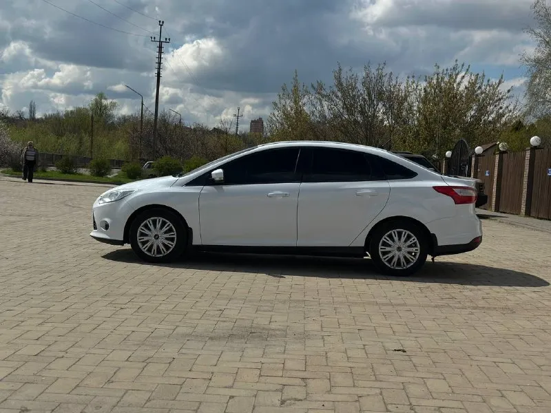 Продаю живой, обслуженный форд фокус, второй такой ещё поискать нужно. я 2 хозяин, автомобиль на мне. пробег родной 154.000 км, 100 процентов, могу гарантировать. любые проверки ! автотека зеленая, могу скинуть. за все время автомобиль не разу не подвёл, прям хороший обслуженный автомобиль. деньги всегда есть, поэтому на обслуживание их не жалел. пробег у меня в основном трассовый: азов - ростов, так же ездил на машине в адлер, крым, абхазия, архыз и ещё куда-то. масло менял 7-9 тысяч, когда как получалось по времени, сейчас как раз подходит время замены масла. двигатель кстати масло не ест ! замена грм по регламенту аж на 200 тысяч пробега. антифриз заменен на оригинальный, концентрат, радиаторы регулярно мыл, в этом сезоне еще не успел. в моторе менял газораспредительные муфты ( ваносы ) на оригинал, но произошло это в следствие скорей всего неправильной диагностики, нужно было просто подшипник грм заменить и проблему решил. коробка не хрустит, не вылетает, плавненько и мягко включает все передачи. по ходовой за все время менял расходники и рычаги, ставил сразу хорошие. по электрике никаких проблем ! все работает ! кондей морозит будь здоров, все остекление заводское, даже лобовое оригинал без сколов и трещин ! подогрев лобового, сидений, зеркал и заднего стекла тоже работает ! так же есть подогрев форсунок. железо полностью все родное, заводское, даже бампера и все фары, стопы, зеркала завод ! фары светят как днём, ближний и дальний - лэд, на фарах есть отметка с завода « led », поэтому не один гаишник вам никогда ничего не сделает. за автомобиль не стыдно ! в живую выглядит точно так же как на фото ! летняя резина - мишлен, зимний комплект отдам в подарок - pirelli ice zero fr, отъездил на ней 2 сезона, ни одной латки даже нет, что тоже свидетельствует о бережной эксплуатации автомобиля ! торг возле капота ! возможна продажа с номерами, но тогда совсем без торгов ! 850.000₽ - фотография - 7