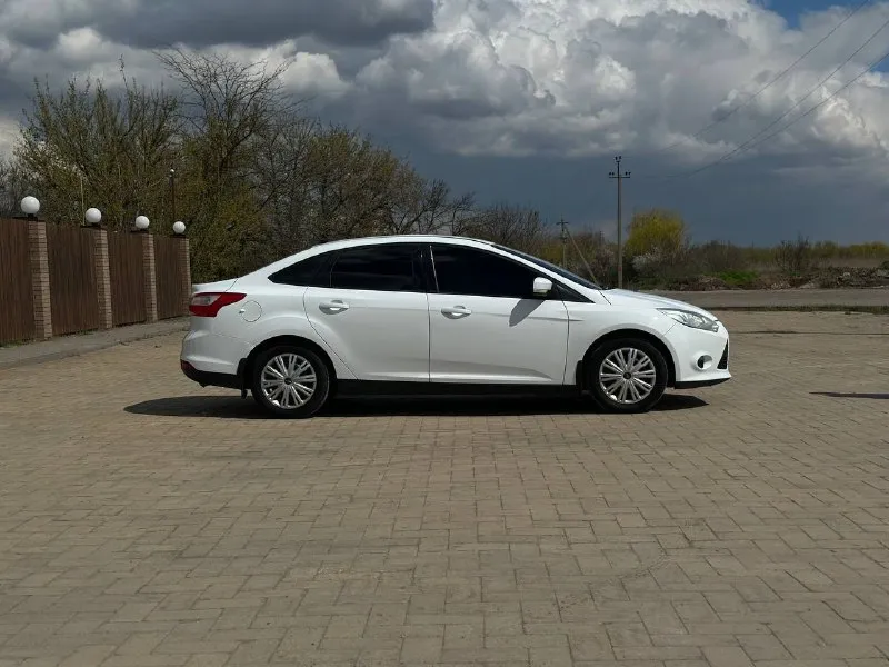 Продаю живой, обслуженный форд фокус, второй такой ещё поискать нужно. я 2 хозяин, автомобиль на мне. пробег родной 154.000 км, 100 процентов, могу гарантировать. любые проверки ! автотека зеленая, могу скинуть. за все время автомобиль не разу не подвёл, прям хороший обслуженный автомобиль. деньги всегда есть, поэтому на обслуживание их не жалел. пробег у меня в основном трассовый: азов - ростов, так же ездил на машине в адлер, крым, абхазия, архыз и ещё куда-то. масло менял 7-9 тысяч, когда как получалось по времени, сейчас как раз подходит время замены масла. двигатель кстати масло не ест ! замена грм по регламенту аж на 200 тысяч пробега. антифриз заменен на оригинальный, концентрат, радиаторы регулярно мыл, в этом сезоне еще не успел. в моторе менял газораспредительные муфты ( ваносы ) на оригинал, но произошло это в следствие скорей всего неправильной диагностики, нужно было просто подшипник грм заменить и проблему решил. коробка не хрустит, не вылетает, плавненько и мягко включает все передачи. по ходовой за все время менял расходники и рычаги, ставил сразу хорошие. по электрике никаких проблем ! все работает ! кондей морозит будь здоров, все остекление заводское, даже лобовое оригинал без сколов и трещин ! подогрев лобового, сидений, зеркал и заднего стекла тоже работает ! так же есть подогрев форсунок. железо полностью все родное, заводское, даже бампера и все фары, стопы, зеркала завод ! фары светят как днём, ближний и дальний - лэд, на фарах есть отметка с завода « led », поэтому не один гаишник вам никогда ничего не сделает. за автомобиль не стыдно ! в живую выглядит точно так же как на фото ! летняя резина - мишлен, зимний комплект отдам в подарок - pirelli ice zero fr, отъездил на ней 2 сезона, ни одной латки даже нет, что тоже свидетельствует о бережной эксплуатации автомобиля ! торг возле капота ! возможна продажа с номерами, но тогда совсем без торгов ! 850.000₽ - фотография - 8