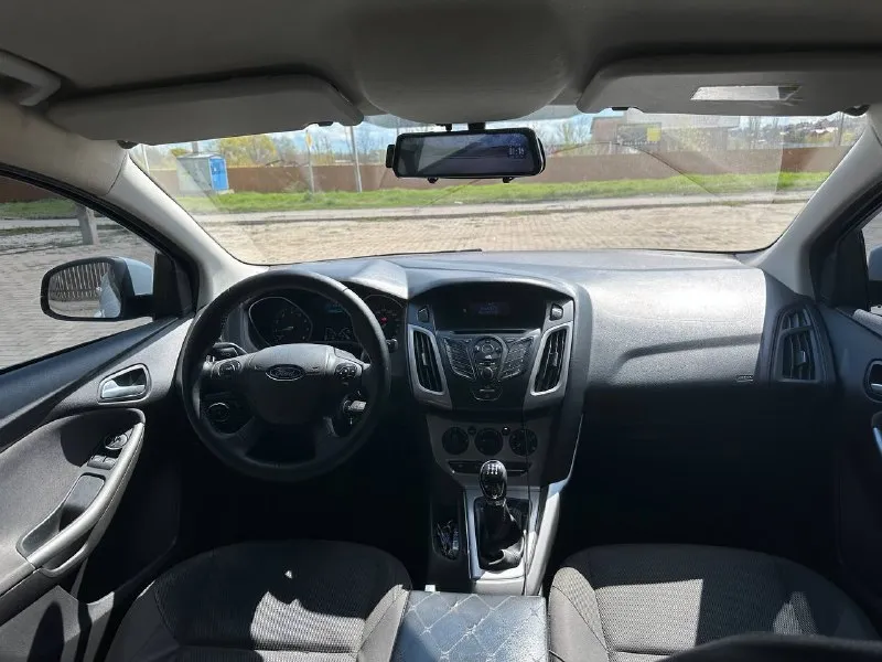 Продаю живой, обслуженный форд фокус, второй такой ещё поискать нужно. я 2 хозяин, автомобиль на мне. пробег родной 154.000 км, 100 процентов, могу гарантировать. любые проверки ! автотека зеленая, могу скинуть. за все время автомобиль не разу не подвёл, прям хороший обслуженный автомобиль. деньги всегда есть, поэтому на обслуживание их не жалел. пробег у меня в основном трассовый: азов - ростов, так же ездил на машине в адлер, крым, абхазия, архыз и ещё куда-то. масло менял 7-9 тысяч, когда как получалось по времени, сейчас как раз подходит время замены масла. двигатель кстати масло не ест ! замена грм по регламенту аж на 200 тысяч пробега. антифриз заменен на оригинальный, концентрат, радиаторы регулярно мыл, в этом сезоне еще не успел. в моторе менял газораспредительные муфты ( ваносы ) на оригинал, но произошло это в следствие скорей всего неправильной диагностики, нужно было просто подшипник грм заменить и проблему решил. коробка не хрустит, не вылетает, плавненько и мягко включает все передачи. по ходовой за все время менял расходники и рычаги, ставил сразу хорошие. по электрике никаких проблем ! все работает ! кондей морозит будь здоров, все остекление заводское, даже лобовое оригинал без сколов и трещин ! подогрев лобового, сидений, зеркал и заднего стекла тоже работает ! так же есть подогрев форсунок. железо полностью все родное, заводское, даже бампера и все фары, стопы, зеркала завод ! фары светят как днём, ближний и дальний - лэд, на фарах есть отметка с завода « led », поэтому не один гаишник вам никогда ничего не сделает. за автомобиль не стыдно ! в живую выглядит точно так же как на фото ! летняя резина - мишлен, зимний комплект отдам в подарок - pirelli ice zero fr, отъездил на ней 2 сезона, ни одной латки даже нет, что тоже свидетельствует о бережной эксплуатации автомобиля ! торг возле капота ! возможна продажа с номерами, но тогда совсем без торгов ! 850.000₽ - фотография - 9