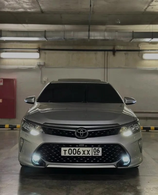 Камри 3.5 2017 года (декабрь) в полной комплектации пробег 137.000км, 2-ой рестайлинг, в редком для реста серебристом цвете. 4х поршневые тормоза hpbrakes, задние суппорта покрашены в цвет передних (синий цвет), диски r19, lexus rx f sport в матовом графите подсветка салона (регулировка с телефона), автозапуск с множеством функций, установлен самый мощный андроид (чтоб работал быстро и не тупил) с car play и все возможными функциями, установил камеру переднего вида hd и заднюю заменил так же на hd, черный потолок, аквапринт салона, антихром графитового матового цвета, пружины eibach -30мм, машина раздушена до своей заводской мощности в 301 силу. едет очень хорошо так же перешит руль в комбинацию из кожи и алькантары и ручка кпп. есть шумка крыши и багажного отсека и самое главное установлен люк! от этой камри американской версии. и еще одна очень грамотная доработка, о которой скажу покупателю. салоны и прочие тоже не звоните сюда. группы себе тоже не добавляйте. обмен на cls 500 218 (гильзованный) без доплат или с вашей доплатой. контакты: 89295075001 - фотография - 1