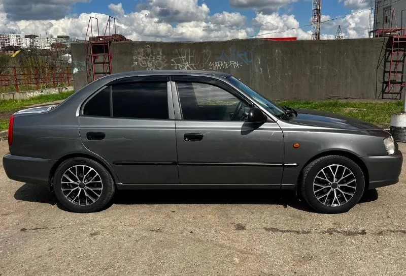 Продам hyundai accent 2007 год пробег 149000к 2собственника автомобиль более 16лет в одних руках. в дтп не была новая резина и диски полный электропакет (4стеклоподьемника и регулировка зеркал) машина находилась в краснодарском крае, без вложений, тех часть отличная. за автомобилем следили, зимы не видела. документы в порядке. переоформляю на вас с оставлением себе гос номеров. торг минимальный осмотр г. ростов-на-дону цена:620000р телефон для связи 89281990465 - фотография - 2