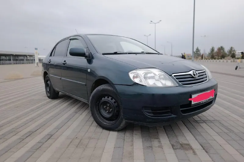 Продаётся надёжный и проверенный временем автомобиль toyota corolla 2005 года. авто в хорошем техническом состоянии, с экономичным и неприхотливым двигателем объёмом 1.6 литра. по птс 3 владельца, по факту 2. механическая коробка передач. машина славится своей выносливостью, простотой в обслуживании и доступностью запчастей. салон ухоженный, никогда не курили. кузов в достойном состоянии для своих лет, требуется полировка. автомобиль своевременно обслуживался, то 1000 км назад: замена масла, фильтров. зимняя резина в комплекте. готов к эксплуатации без дополнительных вложений. экономичный расход топлива, комфортная подвеска и легендарное японское качество. звоните или пишите — с радостью отвечу на все вопросы и договоримся о просмотре! город ростов контакты @neacident - фотография - 1