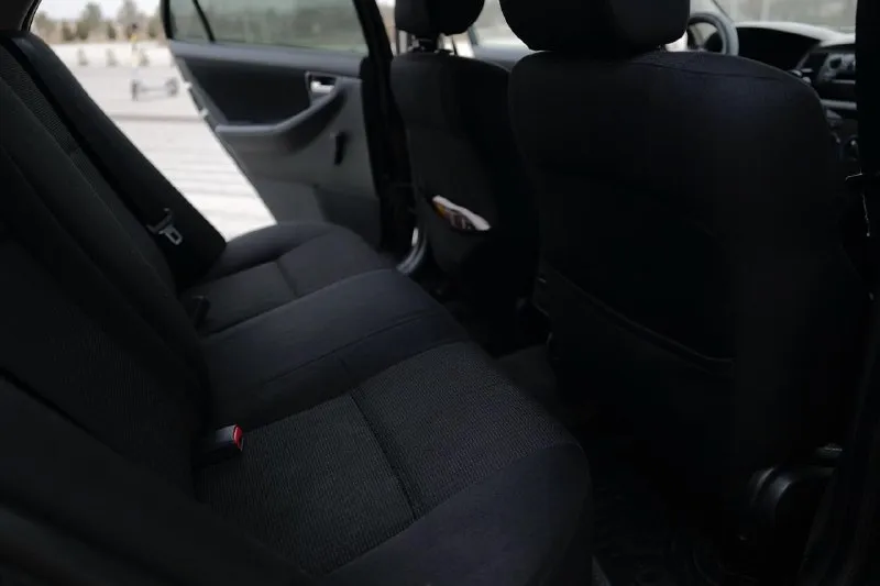 Продаётся надёжный и проверенный временем автомобиль toyota corolla 2005 года. авто в хорошем техническом состоянии, с экономичным и неприхотливым двигателем объёмом 1.6 литра. по птс 3 владельца, по факту 2. механическая коробка передач. машина славится своей выносливостью, простотой в обслуживании и доступностью запчастей. салон ухоженный, никогда не курили. кузов в достойном состоянии для своих лет, требуется полировка. автомобиль своевременно обслуживался, то 1000 км назад: замена масла, фильтров. зимняя резина в комплекте. готов к эксплуатации без дополнительных вложений. экономичный расход топлива, комфортная подвеска и легендарное японское качество. звоните или пишите — с радостью отвечу на все вопросы и договоримся о просмотре! город ростов контакты @neacident - фотография - 10