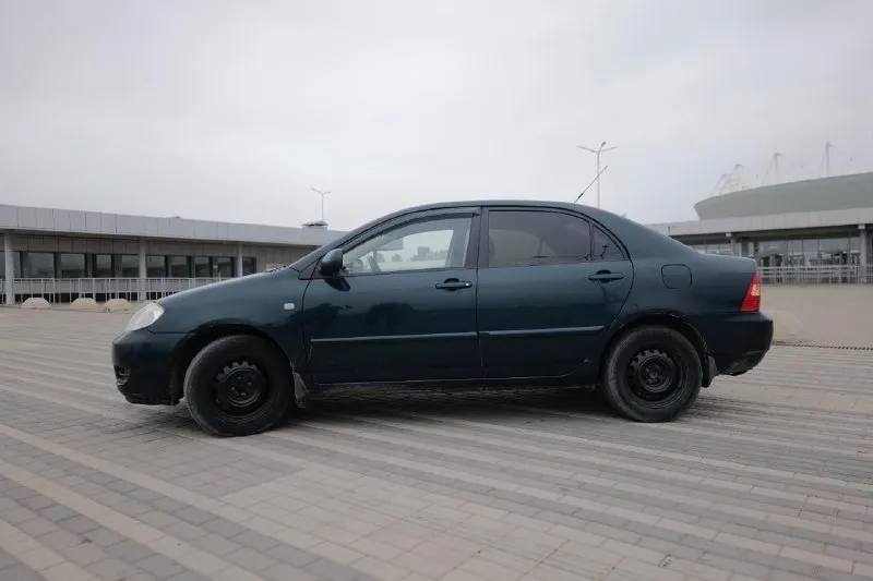 Продаётся надёжный и проверенный временем автомобиль toyota corolla 2005 года. авто в хорошем техническом состоянии, с экономичным и неприхотливым двигателем объёмом 1.6 литра. по птс 3 владельца, по факту 2. механическая коробка передач. машина славится своей выносливостью, простотой в обслуживании и доступностью запчастей. салон ухоженный, никогда не курили. кузов в достойном состоянии для своих лет, требуется полировка. автомобиль своевременно обслуживался, то 1000 км назад: замена масла, фильтров. зимняя резина в комплекте. готов к эксплуатации без дополнительных вложений. экономичный расход топлива, комфортная подвеска и легендарное японское качество. звоните или пишите — с радостью отвечу на все вопросы и договоримся о просмотре! город ростов контакты @neacident - фотография - 3