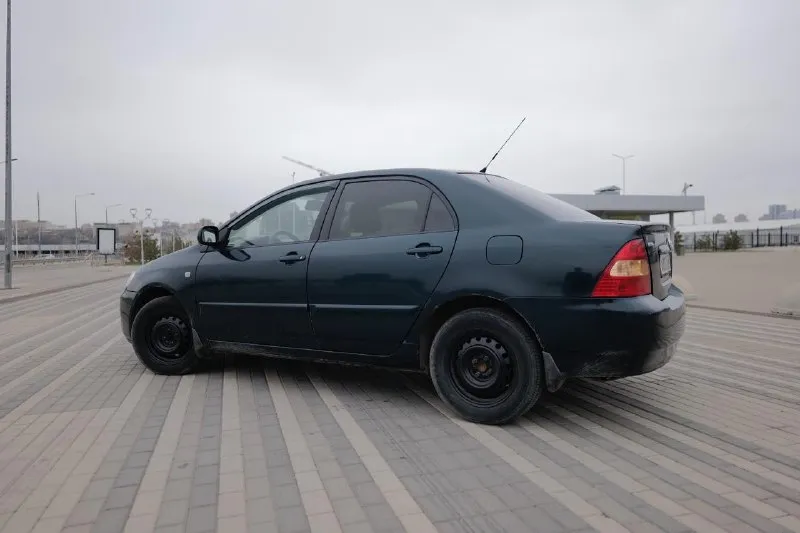 Продаётся надёжный и проверенный временем автомобиль toyota corolla 2005 года. авто в хорошем техническом состоянии, с экономичным и неприхотливым двигателем объёмом 1.6 литра. по птс 3 владельца, по факту 2. механическая коробка передач. машина славится своей выносливостью, простотой в обслуживании и доступностью запчастей. салон ухоженный, никогда не курили. кузов в достойном состоянии для своих лет, требуется полировка. автомобиль своевременно обслуживался, то 1000 км назад: замена масла, фильтров. зимняя резина в комплекте. готов к эксплуатации без дополнительных вложений. экономичный расход топлива, комфортная подвеска и легендарное японское качество. звоните или пишите — с радостью отвечу на все вопросы и договоримся о просмотре! город ростов контакты @neacident - фотография - 4