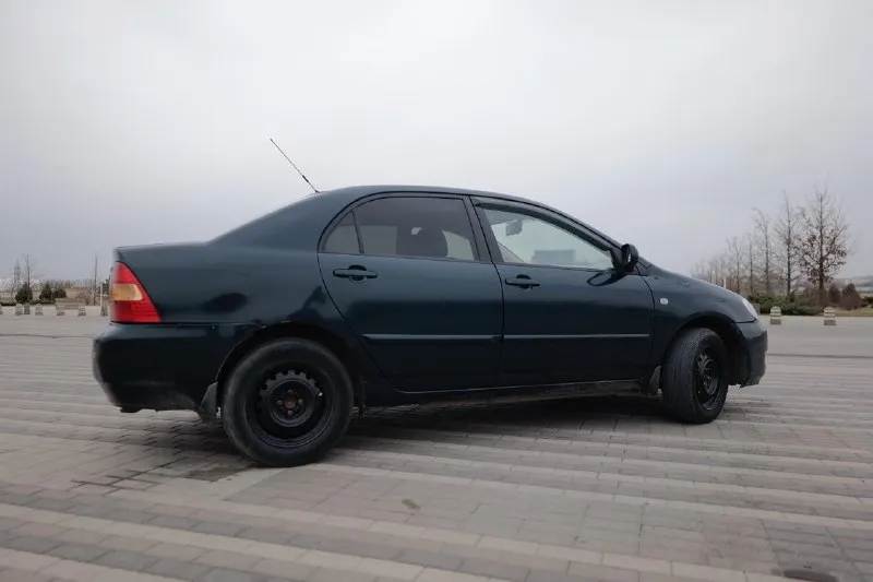 Продаётся надёжный и проверенный временем автомобиль toyota corolla 2005 года. авто в хорошем техническом состоянии, с экономичным и неприхотливым двигателем объёмом 1.6 литра. по птс 3 владельца, по факту 2. механическая коробка передач. машина славится своей выносливостью, простотой в обслуживании и доступностью запчастей. салон ухоженный, никогда не курили. кузов в достойном состоянии для своих лет, требуется полировка. автомобиль своевременно обслуживался, то 1000 км назад: замена масла, фильтров. зимняя резина в комплекте. готов к эксплуатации без дополнительных вложений. экономичный расход топлива, комфортная подвеска и легендарное японское качество. звоните или пишите — с радостью отвечу на все вопросы и договоримся о просмотре! город ростов контакты @neacident - фотография - 6