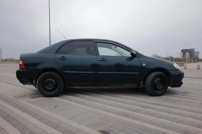 Продаётся надёжный и проверенный временем автомобиль toyota corolla 2005 года. авто в хорошем техническом состоянии, с экономичным и неприхотливым двигателем объёмом 1.6 литра. по птс 3 владельца, по факту 2. механическая коробка передач. машина славится своей выносливостью, простотой в обслуживании и доступностью запчастей. салон ухоженный, никогда не курили. кузов в достойном состоянии для своих лет, требуется полировка. автомобиль своевременно обслуживался, то 1000 км назад: замена масла, фильтров. зимняя резина в комплекте. готов к эксплуатации без дополнительных вложений. экономичный расход топлива, комфортная подвеска и легендарное японское качество. звоните или пишите — с радостью отвечу на все вопросы и договоримся о просмотре! город ростов контакты @neacident - фотография - 7