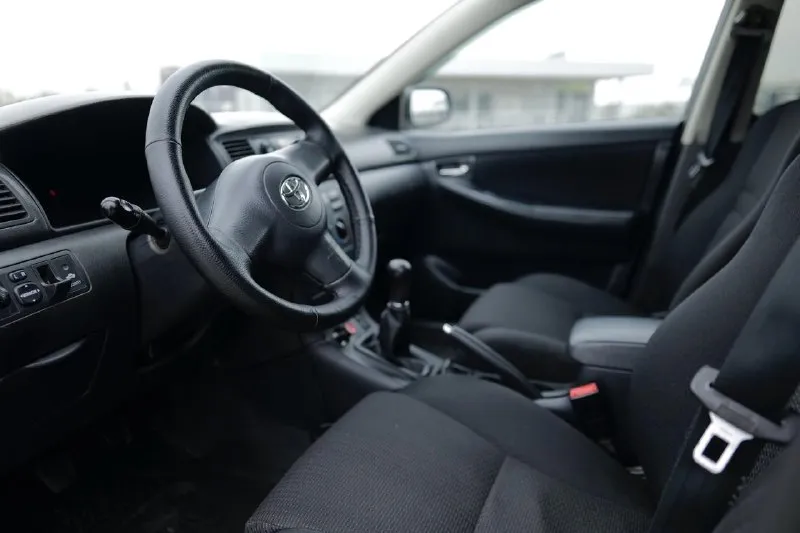 Продаётся надёжный и проверенный временем автомобиль toyota corolla 2005 года. авто в хорошем техническом состоянии, с экономичным и неприхотливым двигателем объёмом 1.6 литра. по птс 3 владельца, по факту 2. механическая коробка передач. машина славится своей выносливостью, простотой в обслуживании и доступностью запчастей. салон ухоженный, никогда не курили. кузов в достойном состоянии для своих лет, требуется полировка. автомобиль своевременно обслуживался, то 1000 км назад: замена масла, фильтров. зимняя резина в комплекте. готов к эксплуатации без дополнительных вложений. экономичный расход топлива, комфортная подвеска и легендарное японское качество. звоните или пишите — с радостью отвечу на все вопросы и договоримся о просмотре! город ростов контакты @neacident - фотография - 8