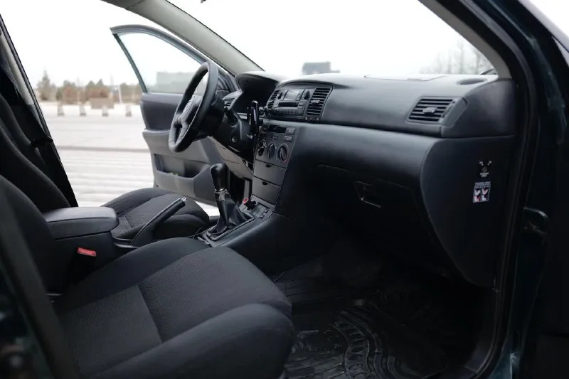 Продаётся надёжный и проверенный временем автомобиль toyota corolla 2005 года. авто в хорошем техническом состоянии, с экономичным и неприхотливым двигателем объёмом 1.6 литра. по птс 3 владельца, по факту 2. механическая коробка передач. машина славится своей выносливостью, простотой в обслуживании и доступностью запчастей. салон ухоженный, никогда не курили. кузов в достойном состоянии для своих лет, требуется полировка. автомобиль своевременно обслуживался, то 1000 км назад: замена масла, фильтров. зимняя резина в комплекте. готов к эксплуатации без дополнительных вложений. экономичный расход топлива, комфортная подвеска и легендарное японское качество. звоните или пишите — с радостью отвечу на все вопросы и договоримся о просмотре! город ростов контакты @neacident - фотография - 9