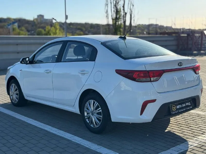 🚘 в продаже kia rio год выпуска: 2020 пробег на табло: 143 559 км птс: электронный двигатель: 1.4 бензин трансмиссия: at vin: z94c241ablr190974 цена: 850 000 руб. 📞 + 7 (938) 130-35-61 адрес: г. ростов-на-дону, тц «сиверс», пр. сиверса, 23 – как нас найти способы оплаты: — наличные; — кредит (20 банков); — безнал без ндс; — обмен на ваш авто. больше подробностей об авто и способах оплаты узнавайте у менеджера @autozaorndbot ___________ смотрите все авто в наличии – https://autozao. ru/ max. ru/auto_zao_rnd 💬 🗺️ присоединяйтесь к авто зао в других городах: — москва — краснодар — авто зао юг (новый регион) - фотография - 3