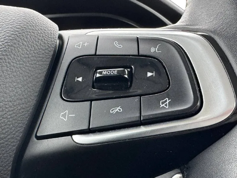 🚘 в продаже omoda s5 год выпуска: 2023 пробег на табло: 43 409 км птс: электронный двигатель: 1.5 бензин трансмиссия: cvt vin: lvvdc21b5pd207304 цена: 1 020 000 новая цена: 1 000 000 руб. 📞 + 7 (938) 130-35-61 адрес: г. ростов-на-дону, тц «сиверс», пр. сиверса, 23 – как нас найти способы оплаты: — наличные; — кредит (20 банков); — безнал без ндс; — обмен на ваш авто. больше подробностей об авто и способах оплаты узнавайте у менеджера @autozaorndbot ___________ смотрите все авто в наличии – https://autozao. ru/ max. ru/auto_zao_rnd 💬 🗺️ присоединяйтесь к авто зао в других городах: — москва — краснодар — авто зао юг (новый регион) - фотография - 6