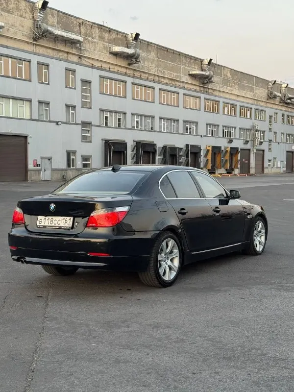 Бмв 5я серия в кузове е60 год выпуска 2003 мотор 3 литра 231 л. с. м54b30 акпп 6ти ступка zf пробег 325.000 км. последние 8 лет в одних руках полный фарш, в том числе опция dynamic drive установлена магнитола android с камерой заднего вида машина полностью обслужена (500 км назад заменено масло, месяц назад сделана химчистка салона) цена 1.150.000 осмотр - ростов-на-дону телефон для связи 8-989-633-84-31 - фотография - 2