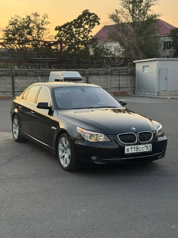 Бмв 5я серия в кузове е60 год выпуска 2003 мотор 3 литра 231 л. с. м54b30 акпп 6ти ступка zf пробег 325.000 км. последние 8 лет в одних руках полный фарш, в том числе опция dynamic drive установлена магнитола android с камерой заднего вида машина полностью обслужена (500 км назад заменено масло, месяц назад сделана химчистка салона) цена 1.150.000 осмотр - ростов-на-дону телефон для связи 8-989-633-84-31 - фотография - 3