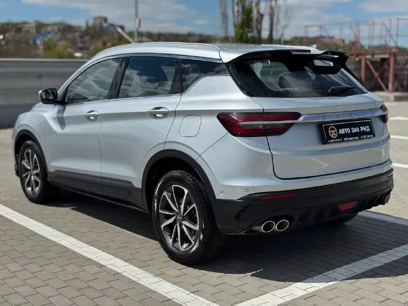 🚘 в продаже geely coolray год выпуска: 2022 пробег на табло: 71 362 км птс: электронный двигатель: 1.5 бензин трансмиссия: amt vin: y4k8622z6nb905933 цена: 1 440 000 руб. 📞 + 7 (938) 130-35-61 адрес: г. ростов-на-дону, тц «сиверс», пр. сиверса, 23 – как нас найти способы оплаты: — наличные; — кредит (20 банков); — безнал без ндс; — обмен на ваш авто. больше подробностей об авто и способах оплаты узнавайте у менеджера @autozaorndbot ___________ смотрите все авто в наличии – https://autozao. ru/ max. ru/auto_zao_rnd 💬 🗺️ присоединяйтесь к авто зао в других городах: — москва — краснодар — авто зао юг (новый регион) - фотография - 3