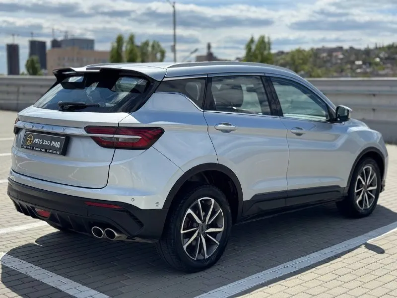 🚘 в продаже geely coolray год выпуска: 2022 пробег на табло: 71 362 км птс: электронный двигатель: 1.5 бензин трансмиссия: amt vin: y4k8622z6nb905933 цена: 1 440 000 руб. 📞 + 7 (938) 130-35-61 адрес: г. ростов-на-дону, тц «сиверс», пр. сиверса, 23 – как нас найти способы оплаты: — наличные; — кредит (20 банков); — безнал без ндс; — обмен на ваш авто. больше подробностей об авто и способах оплаты узнавайте у менеджера @autozaorndbot ___________ смотрите все авто в наличии – https://autozao. ru/ max. ru/auto_zao_rnd 💬 🗺️ присоединяйтесь к авто зао в других городах: — москва — краснодар — авто зао юг (новый регион) - фотография - 4