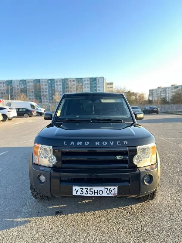 Доброго времени суток. продаю land rover discovery 3 2006 года выпуска. 4.4 бензин. 295 сил. пробег 404 000 км. 950 000 рублей тел. для связи 89185040807 машина в отличном для своих лет состоянии. есть жизненные болячки, не без этого. двигатель не троит и не дымит, масло не расходует. коробка работает отлично, все передачи без пинков и без затупов. подвеска не гремит и не стучит. пневмоповеска не спускает, работает во всех положениях. кузов в дтп, кроме заднего бампера, не участвовал, в родной краске. вся безопасность на месте. хорошая комплектация. двух зонный климат-контроль. передние и задние парктроники, камера заднего вида. музыка harman kardon. датчик света. 4 эл стеклоподъемника. подогрев всех сидений. электронный ручник. есть несколько режимов езды с настройкой пневмоподвески. машина обслужена. по технике без нареканий. недавно сделал ревизию всех патрубков охлаждающей системы, поменял термостат и помпу. - фотография - 1