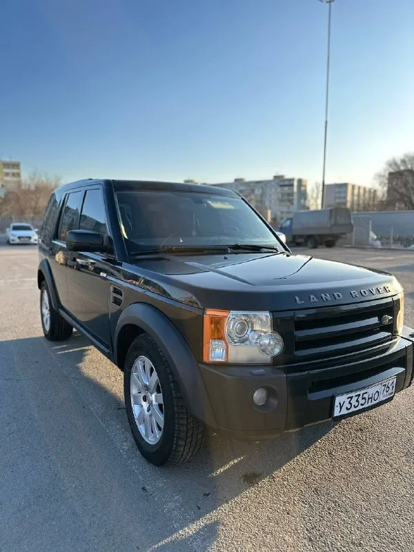 Доброго времени суток. продаю land rover discovery 3 2006 года выпуска. 4.4 бензин. 295 сил. пробег 404 000 км. 950 000 рублей тел. для связи 89185040807 машина в отличном для своих лет состоянии. есть жизненные болячки, не без этого. двигатель не троит и не дымит, масло не расходует. коробка работает отлично, все передачи без пинков и без затупов. подвеска не гремит и не стучит. пневмоповеска не спускает, работает во всех положениях. кузов в дтп, кроме заднего бампера, не участвовал, в родной краске. вся безопасность на месте. хорошая комплектация. двух зонный климат-контроль. передние и задние парктроники, камера заднего вида. музыка harman kardon. датчик света. 4 эл стеклоподъемника. подогрев всех сидений. электронный ручник. есть несколько режимов езды с настройкой пневмоподвески. машина обслужена. по технике без нареканий. недавно сделал ревизию всех патрубков охлаждающей системы, поменял термостат и помпу. - фотография - 2