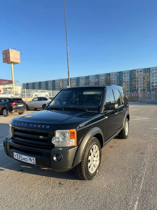 Доброго времени суток. продаю land rover discovery 3 2006 года выпуска. 4.4 бензин. 295 сил. пробег 404 000 км. 950 000 рублей тел. для связи 89185040807 машина в отличном для своих лет состоянии. есть жизненные болячки, не без этого. двигатель не троит и не дымит, масло не расходует. коробка работает отлично, все передачи без пинков и без затупов. подвеска не гремит и не стучит. пневмоповеска не спускает, работает во всех положениях. кузов в дтп, кроме заднего бампера, не участвовал, в родной краске. вся безопасность на месте. хорошая комплектация. двух зонный климат-контроль. передние и задние парктроники, камера заднего вида. музыка harman kardon. датчик света. 4 эл стеклоподъемника. подогрев всех сидений. электронный ручник. есть несколько режимов езды с настройкой пневмоподвески. машина обслужена. по технике без нареканий. недавно сделал ревизию всех патрубков охлаждающей системы, поменял термостат и помпу. - фотография - 3
