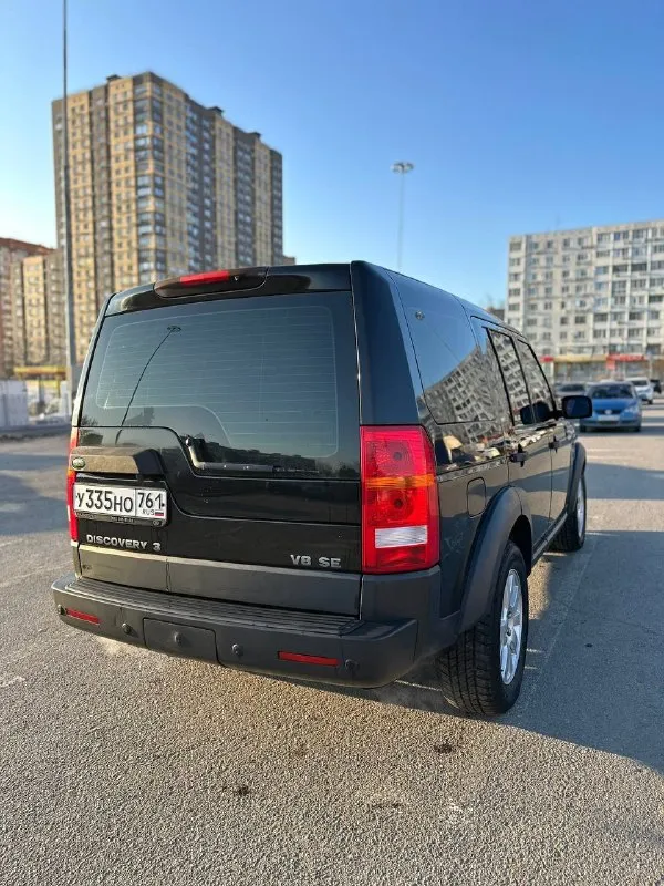 Доброго времени суток. продаю land rover discovery 3 2006 года выпуска. 4.4 бензин. 295 сил. пробег 404 000 км. 950 000 рублей тел. для связи 89185040807 машина в отличном для своих лет состоянии. есть жизненные болячки, не без этого. двигатель не троит и не дымит, масло не расходует. коробка работает отлично, все передачи без пинков и без затупов. подвеска не гремит и не стучит. пневмоповеска не спускает, работает во всех положениях. кузов в дтп, кроме заднего бампера, не участвовал, в родной краске. вся безопасность на месте. хорошая комплектация. двух зонный климат-контроль. передние и задние парктроники, камера заднего вида. музыка harman kardon. датчик света. 4 эл стеклоподъемника. подогрев всех сидений. электронный ручник. есть несколько режимов езды с настройкой пневмоподвески. машина обслужена. по технике без нареканий. недавно сделал ревизию всех патрубков охлаждающей системы, поменял термостат и помпу. - фотография - 4