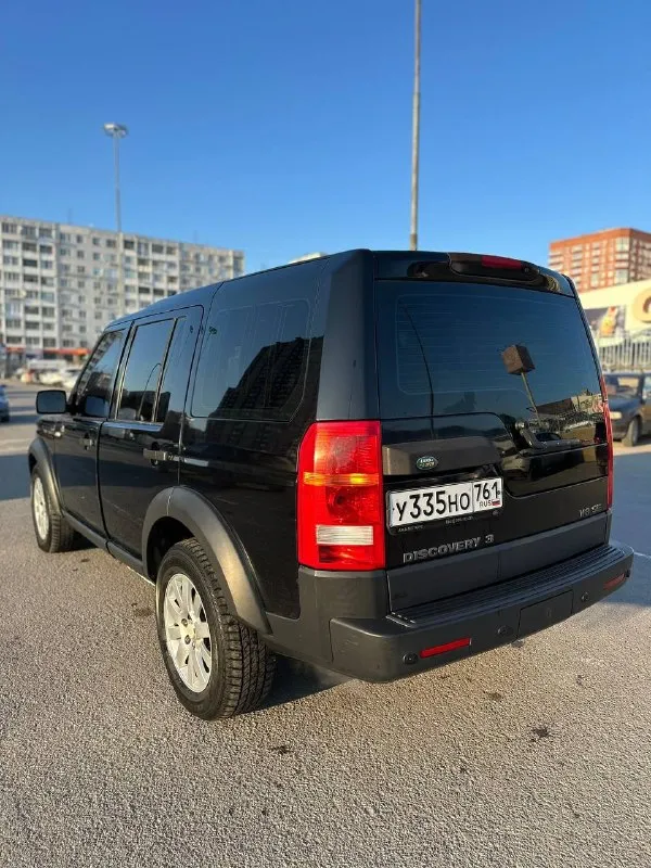 Доброго времени суток. продаю land rover discovery 3 2006 года выпуска. 4.4 бензин. 295 сил. пробег 404 000 км. 950 000 рублей тел. для связи 89185040807 машина в отличном для своих лет состоянии. есть жизненные болячки, не без этого. двигатель не троит и не дымит, масло не расходует. коробка работает отлично, все передачи без пинков и без затупов. подвеска не гремит и не стучит. пневмоповеска не спускает, работает во всех положениях. кузов в дтп, кроме заднего бампера, не участвовал, в родной краске. вся безопасность на месте. хорошая комплектация. двух зонный климат-контроль. передние и задние парктроники, камера заднего вида. музыка harman kardon. датчик света. 4 эл стеклоподъемника. подогрев всех сидений. электронный ручник. есть несколько режимов езды с настройкой пневмоподвески. машина обслужена. по технике без нареканий. недавно сделал ревизию всех патрубков охлаждающей системы, поменял термостат и помпу. - фотография - 5