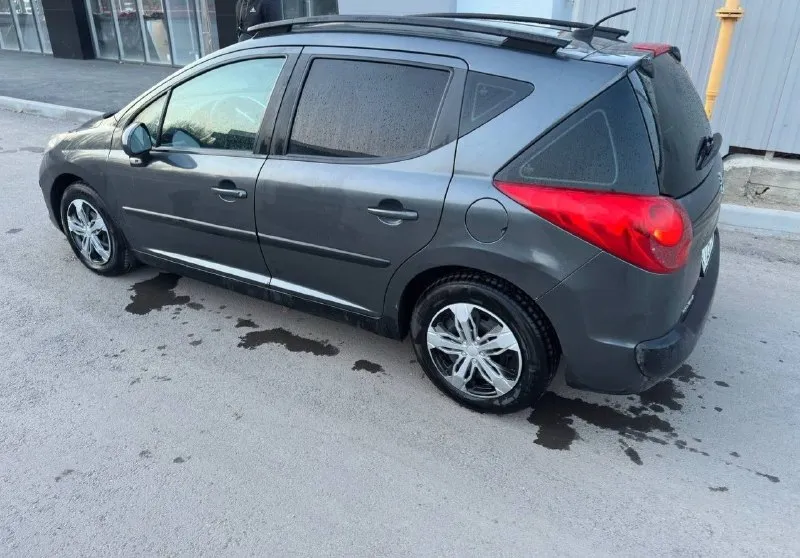 Продам пежо 207 св. на ходу ездит каждый день. есть не большие нюансы по кузову не критичные на фото видно. отдам летнюю и зимнюю резину. 360 к не большой торг. контакты: +79518316144 - фотография - 1