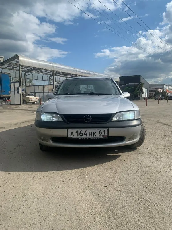 Продается автомобиль opel vectra b cd 1997 г 2.0 x20xev в уникальном для своего времени состоянии. в 1997 г. была собрана на заводе в германии. в 2002 г. была привезена в россию. птс оригинал, 3 собственника (первый собственник по птс-занимался транспортировкой из германии) я 3 собственник в россии после недолгой эксплуатации в 2005 году была помещена в закрытый гараж с хорошей вентиляцией на консервацию на 15 лет. на данный момент машина продается в хорошем состоянии. практически все детали оригинальные еще с германии. в дтп не участвовала машина в нулевых обслуживалась у дилера астра-мотор. заправлялась исключительно аи-95. внешне имеются небольшие косяки в связи с возрастом днище в отличном состоянии. пороги в отличном состоянии. стекла без царапин и сколов. внутри велюровый салон без каких-либо следов эксплуатации для своего времени. отсутствуют пятна, заломы, порванная ткань, прокуры. в машине никогда не курили, приятный запах ткани. пластик в хорошем состоянии. пробег родной, 191 000 км, не скручен, большая часть была накатана в германии. комплектация cd. работает электронная регулировка боковых зеркал, весь внутренний свет, поворотники, омыватель лобового и заднего стекла, щетки, автоподьем дверных стекол, гур, зимой хорошо греет печка, есть разные режимы. огромный вместительный багажник на 470 л в отличном состоянии. под заглушкой находится запаска. были куплены диски от tech line+новая летняя резина от winrun 2 года назад. в комплекте также новая зимняя резина на липучке от pirelli (откатана один сезон - 800 км), можно сказать новая. зимняя резина на прокатанных штампованных дисках. замена грм, масла в акпп была на пробеге 187 000км коробка стоит японская ( не германия ) это очень важно, тк она не убиваемая! масло/фильтр в двигателе меняли на пробеге 191 000 цена 550 тыс реально покупателю хороший торг! контакты: vk. com/id558950417 - фотография - 1