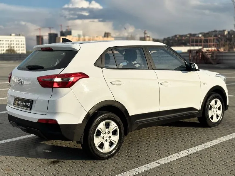 🚘 в продаже hyundai creta год выпуска: 2019 пробег на табло: 72 577 км птс: оригинальный двигатель: 1.6 бензин трансмиссия: ат vin: z94g2811blr212073 цена: 1 100 000 новая цена: 1 090 000 руб. 📞 + 7 (938) 130-35-61 адрес: г. ростов-на-дону, тц «сиверс», пр. сиверса, 23 – как нас найти способы оплаты: — наличные; — кредит (20 банков); — безнал без ндс; — обмен на ваш авто. больше подробностей об авто и способах оплаты узнавайте у менеджера @autozaorndbot ___________ смотрите все авто в наличии – https://autozao. ru/ max. ru/auto_zao_rnd 💬 🗺️ присоединяйтесь к авто зао в других городах: — москва — краснодар — авто зао юг (новый регион) - фотография - 2