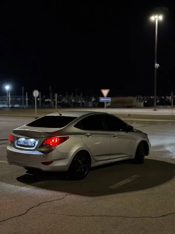 Hyundai solaris 2011 900.000₽ акпп 1.6 195000 ростов-на-дону 89044499918 обслуженная живая машина, 1 хозяин, масло менялось каждые 8000км, мотор и коробка в идеале, родной пробег, есть пара моментов по кузову, лето-литые, зима-штамповка с колпаками, по всем вопросам пишите или звоните, без дтп, машина в семье с момента покупки с салона в 2011г, рынок мониторю, за 750-800 крученные пробеги, пустые комплектации, адекватно оцениваю автомобиль по телефону не торгуюсь - фотография - 4