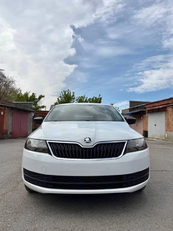 Продаю свой автомобиль skoda rapid 2015 год, приобретался на подарок, не понравился. двигатель 1.2 (75 л. с.), кпп механика. пробег авто 103.000, гаражное хранение. кондиционер, подогревы сидений и зеркал, traction control. полностью обслужен, после широкого комплекса услуг по уходу. ( мойка радиоторов, мойка моторного отсека, мойка подвески, полировка, химчистка с разбором, антибактериальная обработка). свежая резина 2 комплекта. очень экономичный и приятный автомобиль для езды по городу и трассе. вложений не требует. восстановлена оптика и установлены led лампы. птс оригинал 960.000₽ телефон для связи 89287555304 - фотография - 1