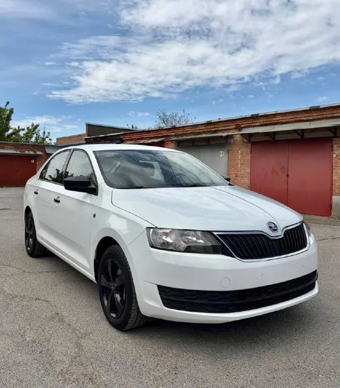 Продаю свой автомобиль skoda rapid 2015 год, приобретался на подарок, не понравился. двигатель 1.2 (75 л. с.), кпп механика. пробег авто 103.000, гаражное хранение. кондиционер, подогревы сидений и зеркал, traction control. полностью обслужен, после широкого комплекса услуг по уходу. ( мойка радиоторов, мойка моторного отсека, мойка подвески, полировка, химчистка с разбором, антибактериальная обработка). свежая резина 2 комплекта. очень экономичный и приятный автомобиль для езды по городу и трассе. вложений не требует. восстановлена оптика и установлены led лампы. птс оригинал 960.000₽ телефон для связи 89287555304 - фотография - 2