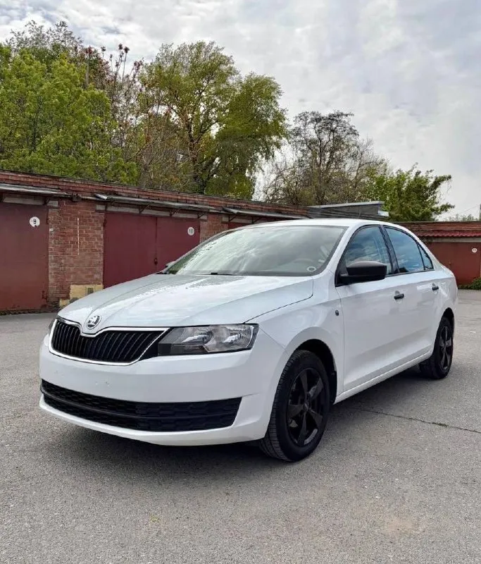 Продаю свой автомобиль skoda rapid 2015 год, приобретался на подарок, не понравился. двигатель 1.2 (75 л. с.), кпп механика. пробег авто 103.000, гаражное хранение. кондиционер, подогревы сидений и зеркал, traction control. полностью обслужен, после широкого комплекса услуг по уходу. ( мойка радиоторов, мойка моторного отсека, мойка подвески, полировка, химчистка с разбором, антибактериальная обработка). свежая резина 2 комплекта. очень экономичный и приятный автомобиль для езды по городу и трассе. вложений не требует. восстановлена оптика и установлены led лампы. птс оригинал 960.000₽ телефон для связи 89287555304 - фотография - 3