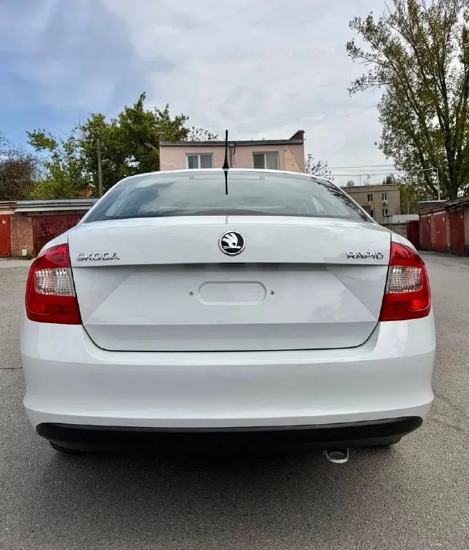 Продаю свой автомобиль skoda rapid 2015 год, приобретался на подарок, не понравился. двигатель 1.2 (75 л. с.), кпп механика. пробег авто 103.000, гаражное хранение. кондиционер, подогревы сидений и зеркал, traction control. полностью обслужен, после широкого комплекса услуг по уходу. ( мойка радиоторов, мойка моторного отсека, мойка подвески, полировка, химчистка с разбором, антибактериальная обработка). свежая резина 2 комплекта. очень экономичный и приятный автомобиль для езды по городу и трассе. вложений не требует. восстановлена оптика и установлены led лампы. птс оригинал 960.000₽ телефон для связи 89287555304 - фотография - 4