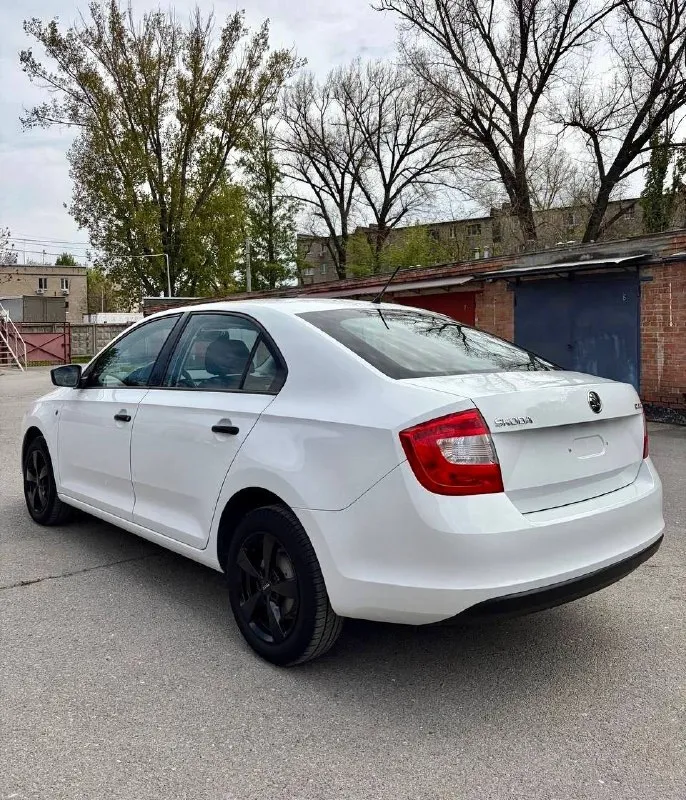 Продаю свой автомобиль skoda rapid 2015 год, приобретался на подарок, не понравился. двигатель 1.2 (75 л. с.), кпп механика. пробег авто 103.000, гаражное хранение. кондиционер, подогревы сидений и зеркал, traction control. полностью обслужен, после широкого комплекса услуг по уходу. ( мойка радиоторов, мойка моторного отсека, мойка подвески, полировка, химчистка с разбором, антибактериальная обработка). свежая резина 2 комплекта. очень экономичный и приятный автомобиль для езды по городу и трассе. вложений не требует. восстановлена оптика и установлены led лампы. птс оригинал 960.000₽ телефон для связи 89287555304 - фотография - 5