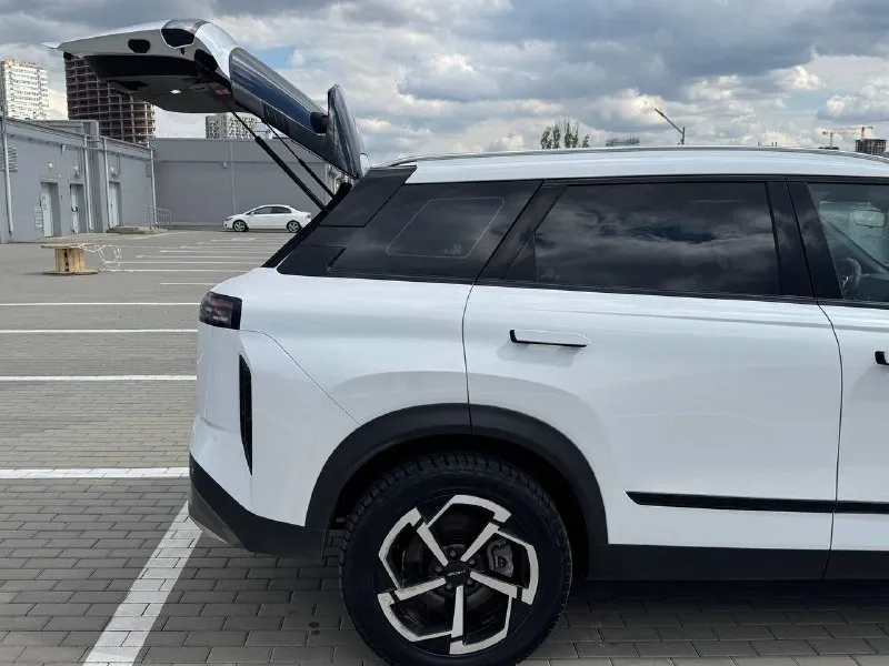 🚘 в продаже jaecoo j7 год выпуска: 2025 пробег на табло: 21 593 км птс: электронный, юр. чистый двигатель: 1.6 бензин трансмиссия: aмт vin: edxdb21b2sc030270 цена: 2 080 000 новая цена: 2 060 000 руб. 📞 + 7 (938) 130-35-61 адрес: г. ростов-на-дону, тц «сиверс», пр. сиверса, 23 – как нас найти способы оплаты: — наличные; — кредит (20 банков); — безнал без ндс; — обмен на ваш авто. больше подробностей об авто и способах оплаты узнавайте у менеджера @autozaorndbot ___________ смотрите все авто в наличии – https://autozao. ru/ max. ru/auto_zao_rnd 💬 🗺️ присоединяйтесь к авто зао в других городах: — москва — краснодар — авто зао юг (новый регион) - фотография - 5