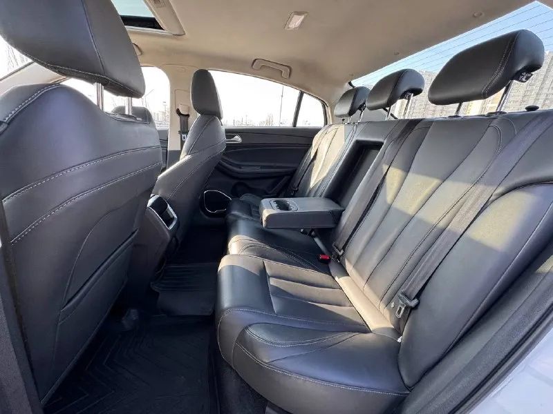 🚘 в продаже omoda s5 год выпуска: 2023 пробег на табло: 43 409 км птс: электронный двигатель: 1.5 бензин трансмиссия: cvt vin: lvvdc21b5pd207304 цена: 1 000 000 новая цена: 990 000 руб. 📞 + 7 (938) 130-35-61 адрес: г. ростов-на-дону, тц «сиверс», пр. сиверса, 23 – как нас найти способы оплаты: — наличные; — кредит (20 банков); — безнал без ндс; — обмен на ваш авто. больше подробностей об авто и способах оплаты узнавайте у менеджера @autozaorndbot ___________ смотрите все авто в наличии – https://autozao. ru/ max. ru/auto_zao_rnd 💬 🗺️ присоединяйтесь к авто зао в других городах: — москва — краснодар — авто зао юг (новый регион) - фотография - 10