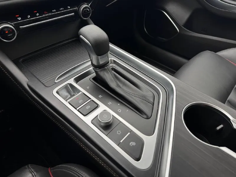 🚘 в продаже omoda s5 год выпуска: 2023 пробег на табло: 43 409 км птс: электронный двигатель: 1.5 бензин трансмиссия: cvt vin: lvvdc21b5pd207304 цена: 1 000 000 новая цена: 990 000 руб. 📞 + 7 (938) 130-35-61 адрес: г. ростов-на-дону, тц «сиверс», пр. сиверса, 23 – как нас найти способы оплаты: — наличные; — кредит (20 банков); — безнал без ндс; — обмен на ваш авто. больше подробностей об авто и способах оплаты узнавайте у менеджера @autozaorndbot ___________ смотрите все авто в наличии – https://autozao. ru/ max. ru/auto_zao_rnd 💬 🗺️ присоединяйтесь к авто зао в других городах: — москва — краснодар — авто зао юг (новый регион) - фотография - 8
