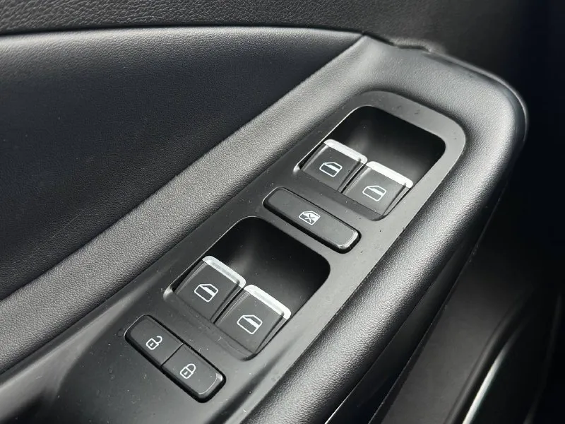 🚘 в продаже omoda s5 год выпуска: 2023 пробег на табло: 43 409 км птс: электронный двигатель: 1.5 бензин трансмиссия: cvt vin: lvvdc21b5pd207304 цена: 1 000 000 новая цена: 990 000 руб. 📞 + 7 (938) 130-35-61 адрес: г. ростов-на-дону, тц «сиверс», пр. сиверса, 23 – как нас найти способы оплаты: — наличные; — кредит (20 банков); — безнал без ндс; — обмен на ваш авто. больше подробностей об авто и способах оплаты узнавайте у менеджера @autozaorndbot ___________ смотрите все авто в наличии – https://autozao. ru/ max. ru/auto_zao_rnd 💬 🗺️ присоединяйтесь к авто зао в других городах: — москва — краснодар — авто зао юг (новый регион) - фотография - 9