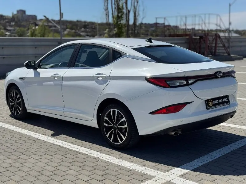 🚘 в продаже jac j7 год выпуска: 2023 пробег на табло: 68 391 км птс: электронный двигатель: 1.5 бензин трансмиссия: cvt vin: mx1j7aggxpk059560 цена: 920 000 новая цена: 910 000 руб. 📞 + 7 (938) 130-35-61 адрес: г. ростов-на-дону, тц «сиверс», пр. сиверса, 23 – как нас найти способы оплаты: — наличные; — кредит (20 банков); — безнал без ндс; — обмен на ваш авто. больше подробностей об авто и способах оплаты узнавайте у менеджера @autozaorndbot ___________ смотрите все авто в наличии – https://autozao. ru/ max. ru/auto_zao_rnd 💬 🗺️ присоединяйтесь к авто зао в других городах: — москва — краснодар — авто зао юг (новый регион) - фотография - 3