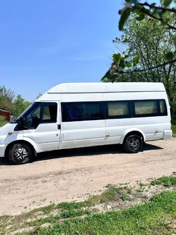 Продаю ford transit 2005 года выпуска. автомобиль был зарегистрирован в гаи как «в» класс. т. е. для управления данным авто нужна категория на легковой автомобиль. самый большой авто данного класса. был междугородним маршрутным автобусом. мной был приобретен и переделан для перевозки овощей и фруктов, но позже сменил вид деятельности и автомобиль так и не был использован по назначению. двигатель запускается и работает идеально, без какого-либо дыма, не троит, работает как и должен. уровень масла в двигателе держится от замены до замены, не доливая ни грамма ! коробка так же работает без каких-либо нареканий. боковая дверь на электроприводе. тахографы, платоны и прочее естественно не требуются, так как это легковой авто. вложений абсолютно никаких не требуется, все работает исправно. . номер для связи +79381001314 - фотография - 2
