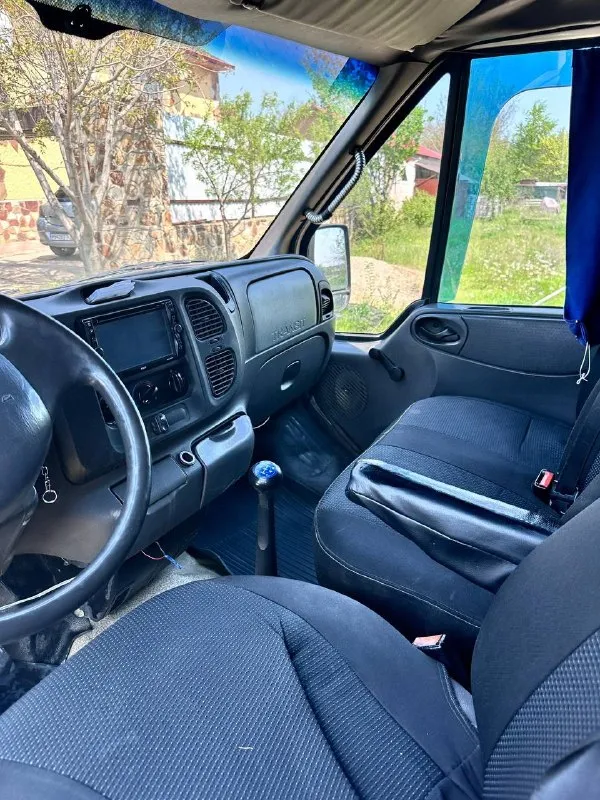 Продаю ford transit 2005 года выпуска. автомобиль был зарегистрирован в гаи как «в» класс. т. е. для управления данным авто нужна категория на легковой автомобиль. самый большой авто данного класса. был междугородним маршрутным автобусом. мной был приобретен и переделан для перевозки овощей и фруктов, но позже сменил вид деятельности и автомобиль так и не был использован по назначению. двигатель запускается и работает идеально, без какого-либо дыма, не троит, работает как и должен. уровень масла в двигателе держится от замены до замены, не доливая ни грамма ! коробка так же работает без каких-либо нареканий. боковая дверь на электроприводе. тахографы, платоны и прочее естественно не требуются, так как это легковой авто. вложений абсолютно никаких не требуется, все работает исправно. . номер для связи +79381001314 - фотография - 4