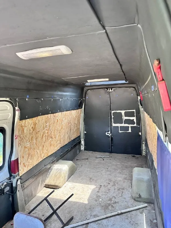 Продаю ford transit 2005 года выпуска. автомобиль был зарегистрирован в гаи как «в» класс. т. е. для управления данным авто нужна категория на легковой автомобиль. самый большой авто данного класса. был междугородним маршрутным автобусом. мной был приобретен и переделан для перевозки овощей и фруктов, но позже сменил вид деятельности и автомобиль так и не был использован по назначению. двигатель запускается и работает идеально, без какого-либо дыма, не троит, работает как и должен. уровень масла в двигателе держится от замены до замены, не доливая ни грамма ! коробка так же работает без каких-либо нареканий. боковая дверь на электроприводе. тахографы, платоны и прочее естественно не требуются, так как это легковой авто. вложений абсолютно никаких не требуется, все работает исправно. . номер для связи +79381001314 - фотография - 5