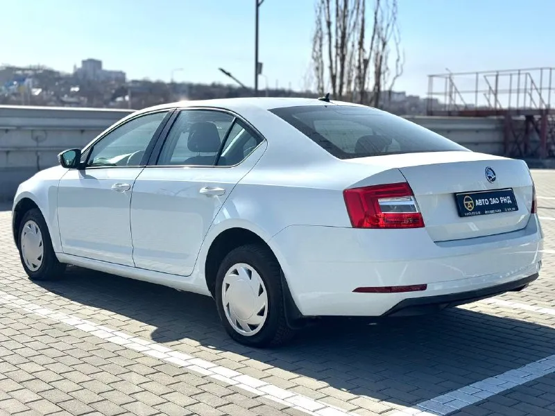 🚘 в продаже skoda octavia год выпуска: 2020 пробег на табло: 135 665 км птс: электронный двигатель: 1.6 бензин трансмиссия: at vin: xw8an2ne0lh023052 цена: 940 000 новая цена: 930 000 руб. 📞 + 7 (938) 130-35-61 адрес: г. ростов-на-дону, тц «сиверс», пр. сиверса, 23 – как нас найти способы оплаты: — наличные; — кредит (20 банков); — безнал без ндс; — обмен на ваш авто. больше подробностей об авто и способах оплаты узнавайте у менеджера @autozaorndbot ___________ смотрите все авто в наличии – https://autozao. ru/ max. ru/auto_zao_rnd 💬 🗺️ присоединяйтесь к авто зао в других городах: — москва — краснодар — авто зао юг (новый регион) - фотография - 3