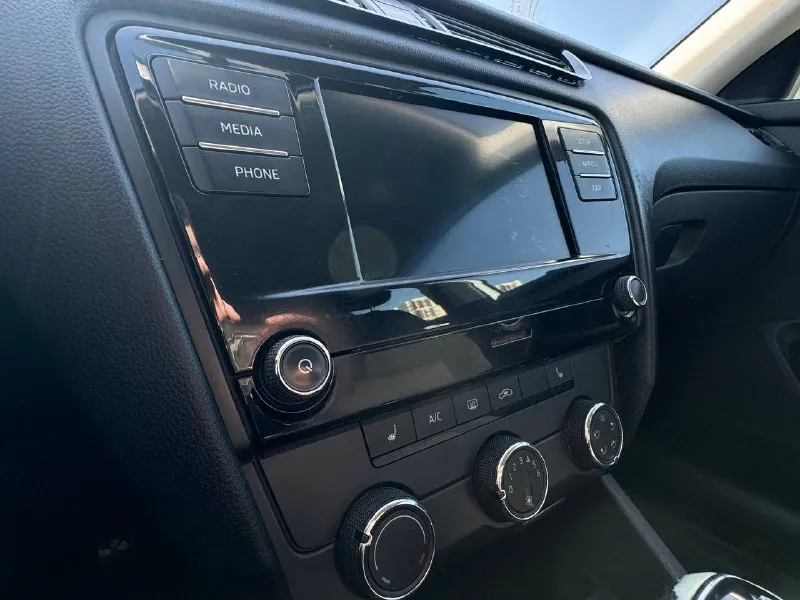 🚘 в продаже skoda octavia год выпуска: 2020 пробег на табло: 135 665 км птс: электронный двигатель: 1.6 бензин трансмиссия: at vin: xw8an2ne0lh023052 цена: 940 000 новая цена: 930 000 руб. 📞 + 7 (938) 130-35-61 адрес: г. ростов-на-дону, тц «сиверс», пр. сиверса, 23 – как нас найти способы оплаты: — наличные; — кредит (20 банков); — безнал без ндс; — обмен на ваш авто. больше подробностей об авто и способах оплаты узнавайте у менеджера @autozaorndbot ___________ смотрите все авто в наличии – https://autozao. ru/ max. ru/auto_zao_rnd 💬 🗺️ присоединяйтесь к авто зао в других городах: — москва — краснодар — авто зао юг (новый регион) - фотография - 5