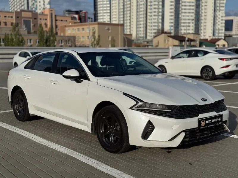 🚘 в продаже kia k5 год выпуска: 2021 пробег на табло: 63 743 км птс: электронный двигатель: 2.0 бензин трансмиссия: at vin: xweg2414bm0002559 цена: 1 670 000 новая цена: 1 660 000 руб. 📞 + 7 (938) 130-35-61 адрес: г. ростов-на-дону, тц «сиверс», пр. сиверса, 23 – как нас найти способы оплаты: — наличные; — кредит (20 банков); — безнал без ндс; — обмен на ваш авто. больше подробностей об авто и способах оплаты узнавайте у менеджера @autozaorndbot ___________ смотрите все авто в наличии – https://autozao. ru/ max. ru/auto_zao_rnd 💬 🗺️ присоединяйтесь к авто зао в других городах: — москва — краснодар — авто зао юг (новый регион) - фотография - 2