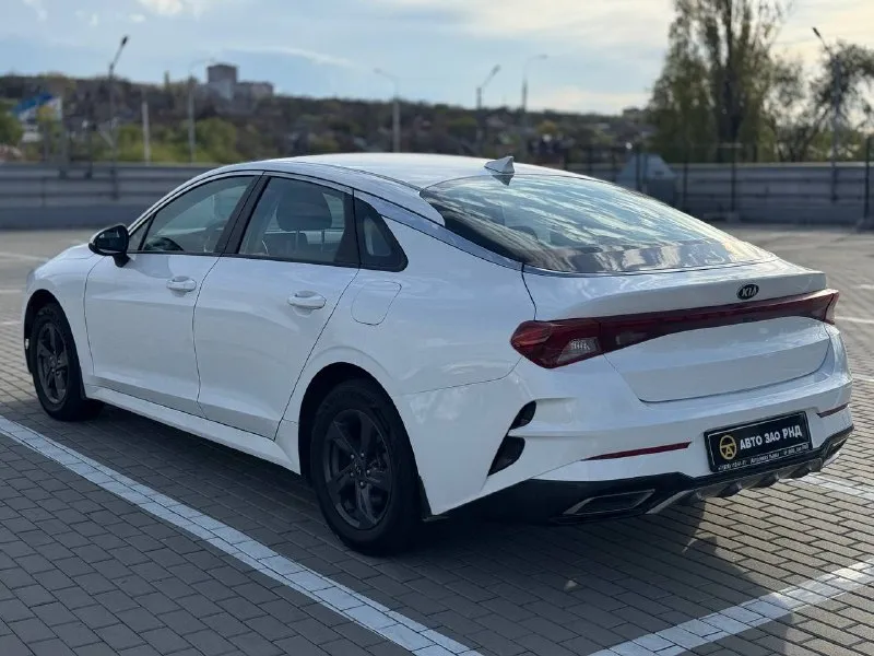 🚘 в продаже kia k5 год выпуска: 2021 пробег на табло: 63 743 км птс: электронный двигатель: 2.0 бензин трансмиссия: at vin: xweg2414bm0002559 цена: 1 670 000 новая цена: 1 660 000 руб. 📞 + 7 (938) 130-35-61 адрес: г. ростов-на-дону, тц «сиверс», пр. сиверса, 23 – как нас найти способы оплаты: — наличные; — кредит (20 банков); — безнал без ндс; — обмен на ваш авто. больше подробностей об авто и способах оплаты узнавайте у менеджера @autozaorndbot ___________ смотрите все авто в наличии – https://autozao. ru/ max. ru/auto_zao_rnd 💬 🗺️ присоединяйтесь к авто зао в других городах: — москва — краснодар — авто зао юг (новый регион) - фотография - 3
