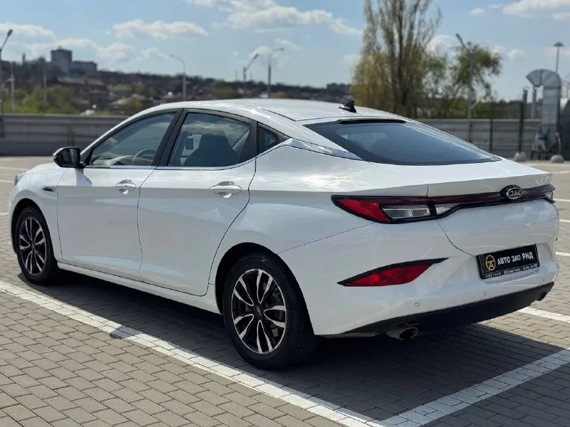 🚘 в продаже jac j7 год выпуска: 2023 пробег на табло: 70 123 км птс: электронный двигатель: 1.5 бензин трансмиссия: cvt vin: mx1j7aggxpk057668 цена: 910 000 новая цена: 890 000 руб. 📞 + 7 (938) 130-35-61 адрес: г. ростов-на-дону, тц «сиверс», пр. сиверса, 23 – как нас найти способы оплаты: — наличные; — кредит (20 банков); — безнал без ндс; — обмен на ваш авто. больше подробностей об авто и способах оплаты узнавайте у менеджера @autozaorndbot ___________ смотрите все авто в наличии – https://autozao. ru/ max. ru/auto_zao_rnd 💬 🗺️ присоединяйтесь к авто зао в других городах: — москва — краснодар — авто зао юг (новый регион) - фотография - 4