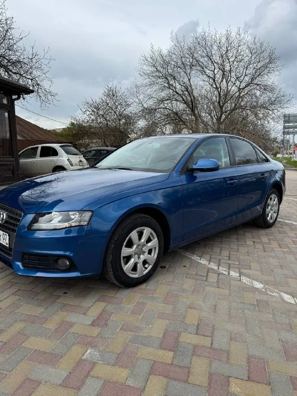 Продам audi a4 b8🚙 2011 год 🔹 зелёная✅ автотека (без дтп) машина в очень хорошем состоянии и с родным пробегом, не крученным, что очень редко в наше время. пробег:204 тысячи с копейками. по кузову:даже малейшего намёка на рыжик вы не найдёте, машина вся одного цвета нет разноцветных деталей матовости и прочего. цвет очень и очень красивый, виды собирает сходу!)особенно когда выезжает с автомойки блестит как зеркало наполированное!) по технике: 1️⃣мотор коробка в идеальнейшем состоянии смысла даже нет об этом говорить потому что не пинков не посторонних звуков нет, проехала 1500 км уровень масла совсем не изменился, на этих машинах это об очень многом говорит! в машине уверен, повезёт куда угодно и когда угодно вообще без проблем!) ростов(западный)🌇 89185273229 89885494892 89966137738 звоните не стесняйтесь либо пишите в личку рад буду ответить! цена машины 965 + торг - фотография - 4